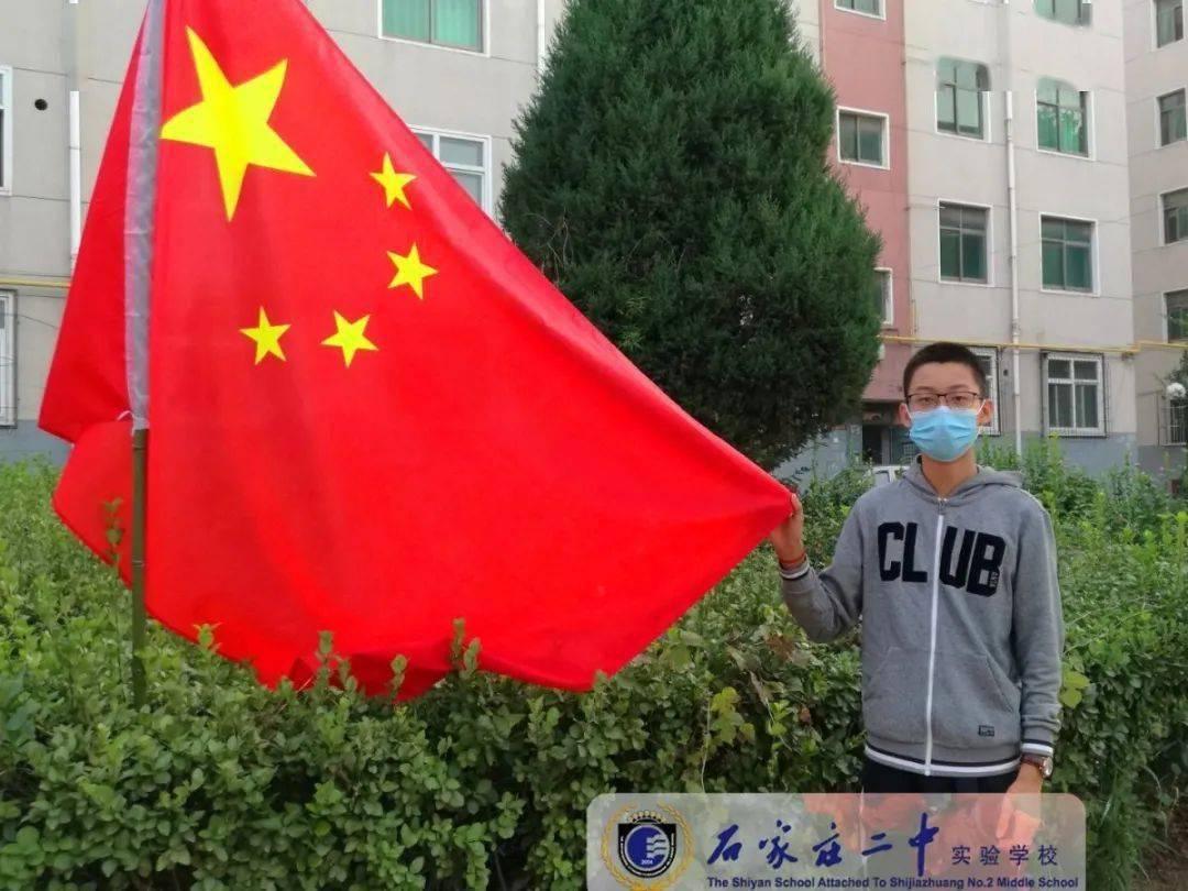 应采儿带俩儿子游乐园玩,兄弟不是双胞胎却撞脸,弟弟长发太秀气
